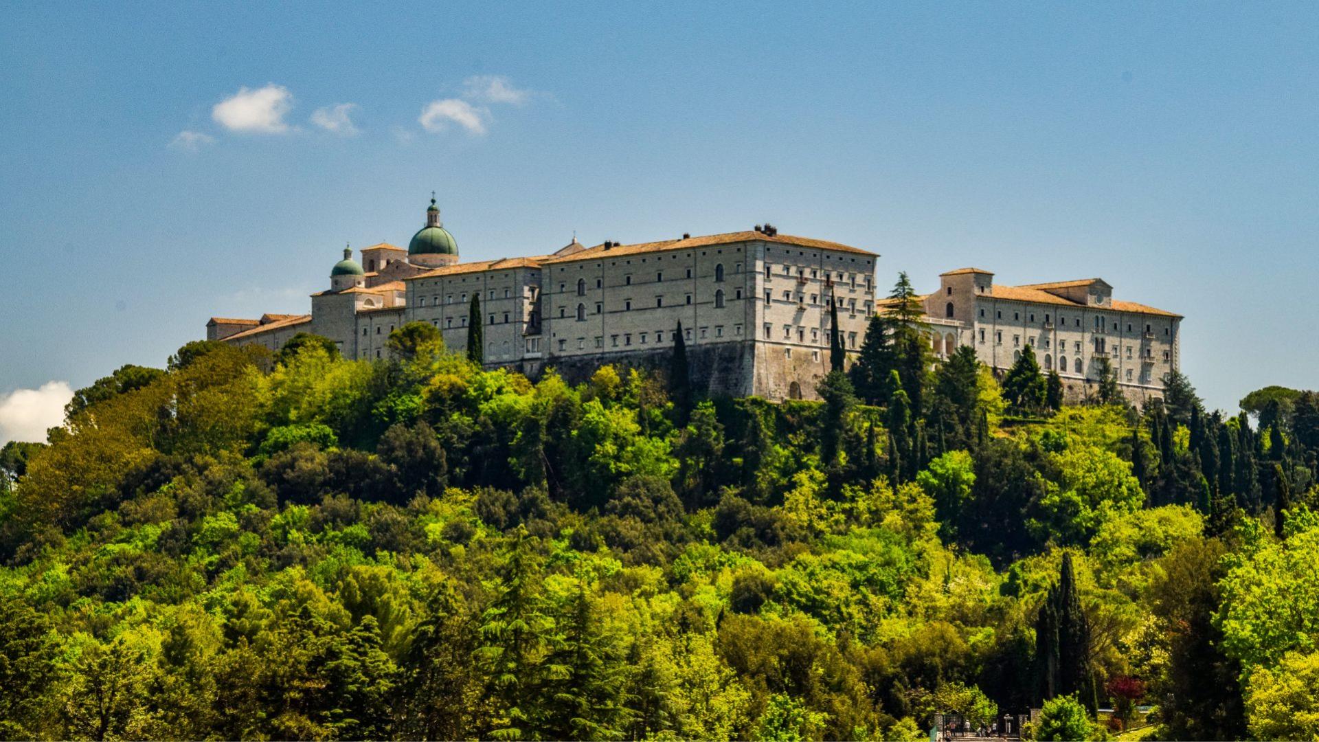 Abbazia di Montecassino, storica e maestosa su una collina verdeggiante.