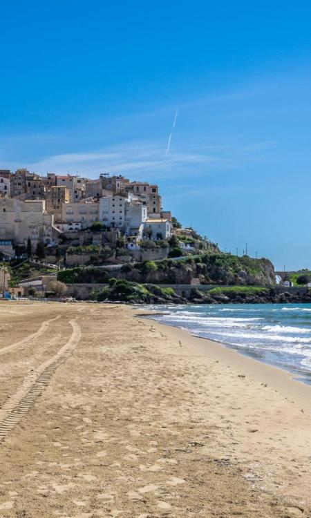 Scorcio di Sperlonga con case bianche e torre sul mare.