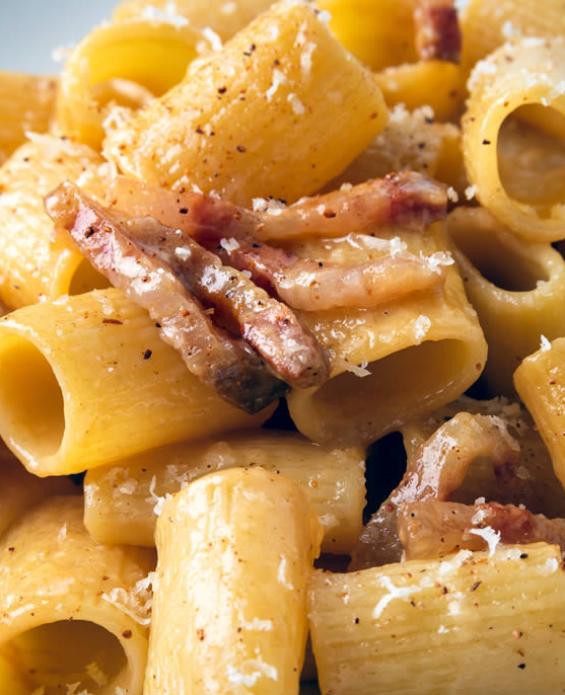 Rigatoni alla carbonara con guanciale, pecorino e pepe nero.