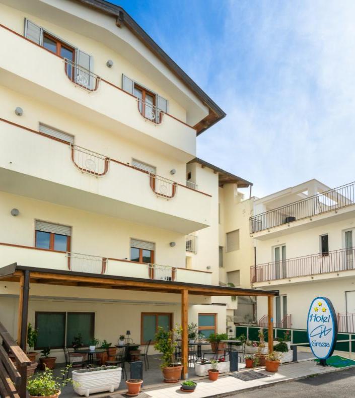 Piatto di spaghetti alle vongole con vino bianco, davanti all'Hotel Grazie.